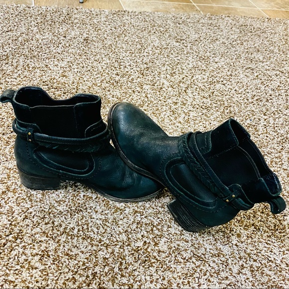 Stylish A828 Ugg Women's Size 7 Black Booties - Elevate Your Fashion - Picture 9 of 10